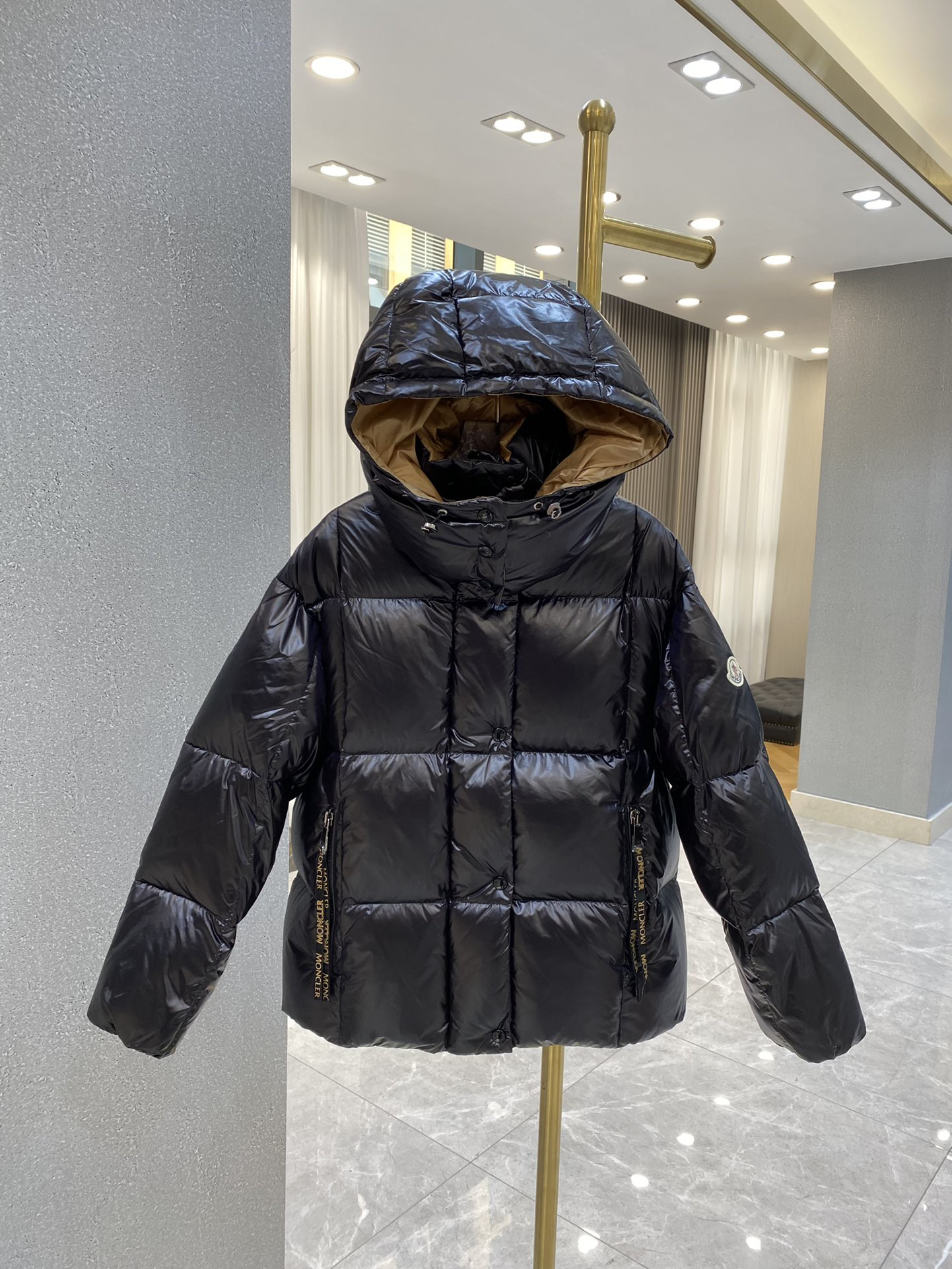 モンクレール「Moncler」フード付きハイネック ダウンジャケット