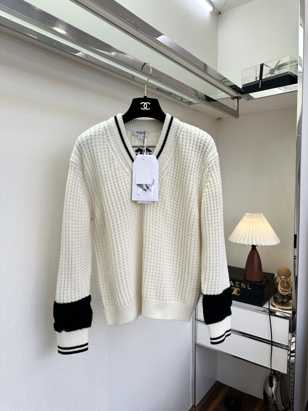 シャネル「Chanel」ブラック＆ホワイト Vネック カシミア ニット