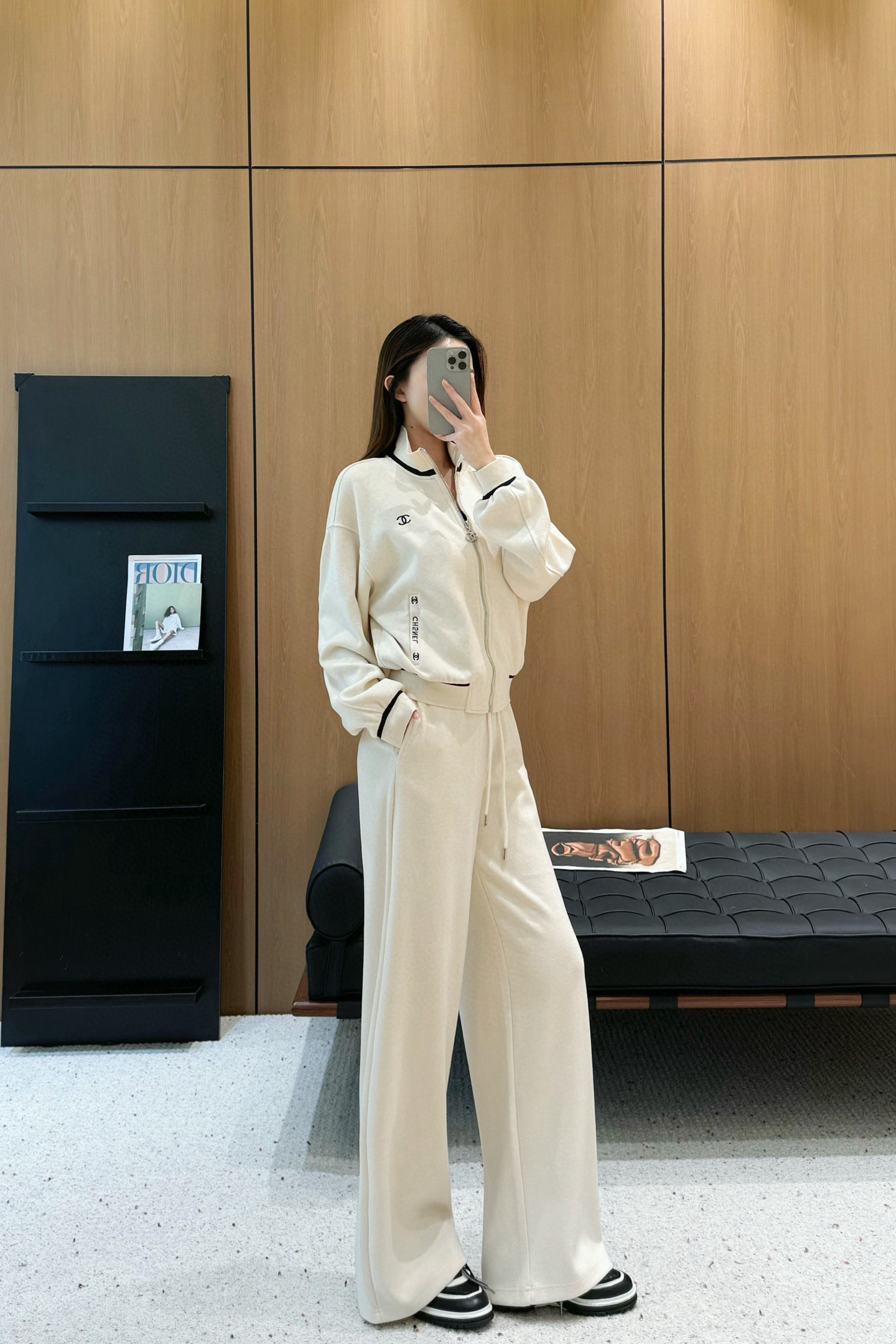 シャネル「Chanel」スタンドカラー ジップアップ パーカ & ドローストリング パンツ セット