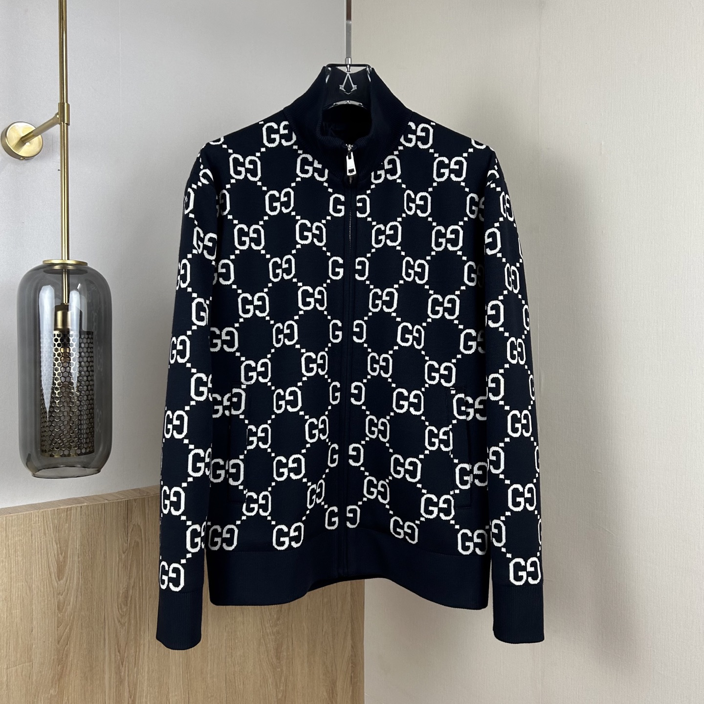 グッチ「Gucci」フルジャカードロゴ スタンドカラー ジップフロント ニットジャケット