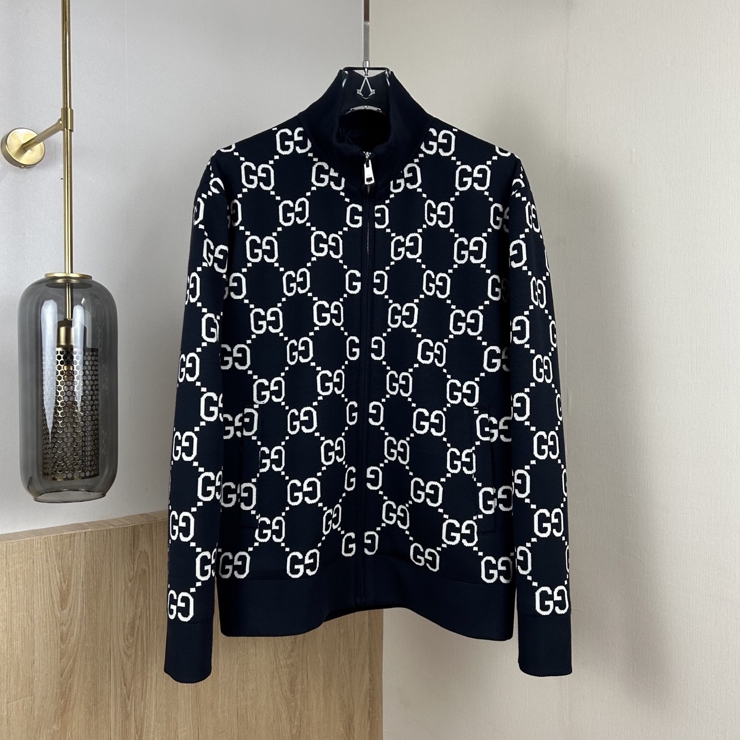 グッチ「Gucci」フルジャカードロゴ スタンドカラー ジップフロント ニットジャケット