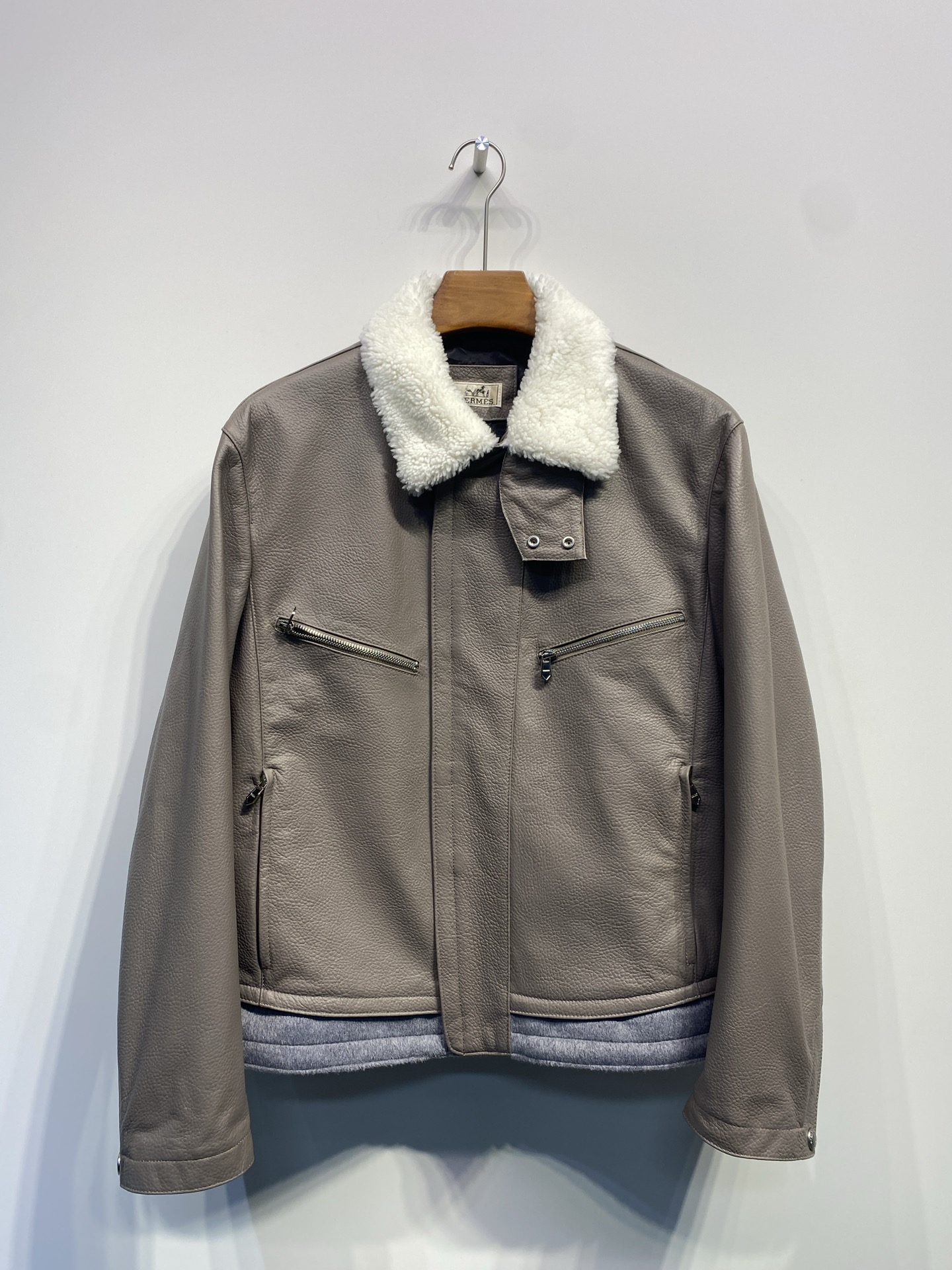 エルメス「Hermès」2025 オートン/ウィンター レザー ジャケット イン エトウープ