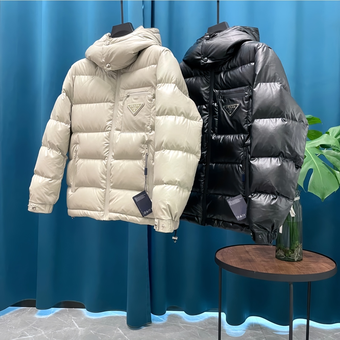 プラダ「Prada」トリアングルロゴ ダウンジャケット