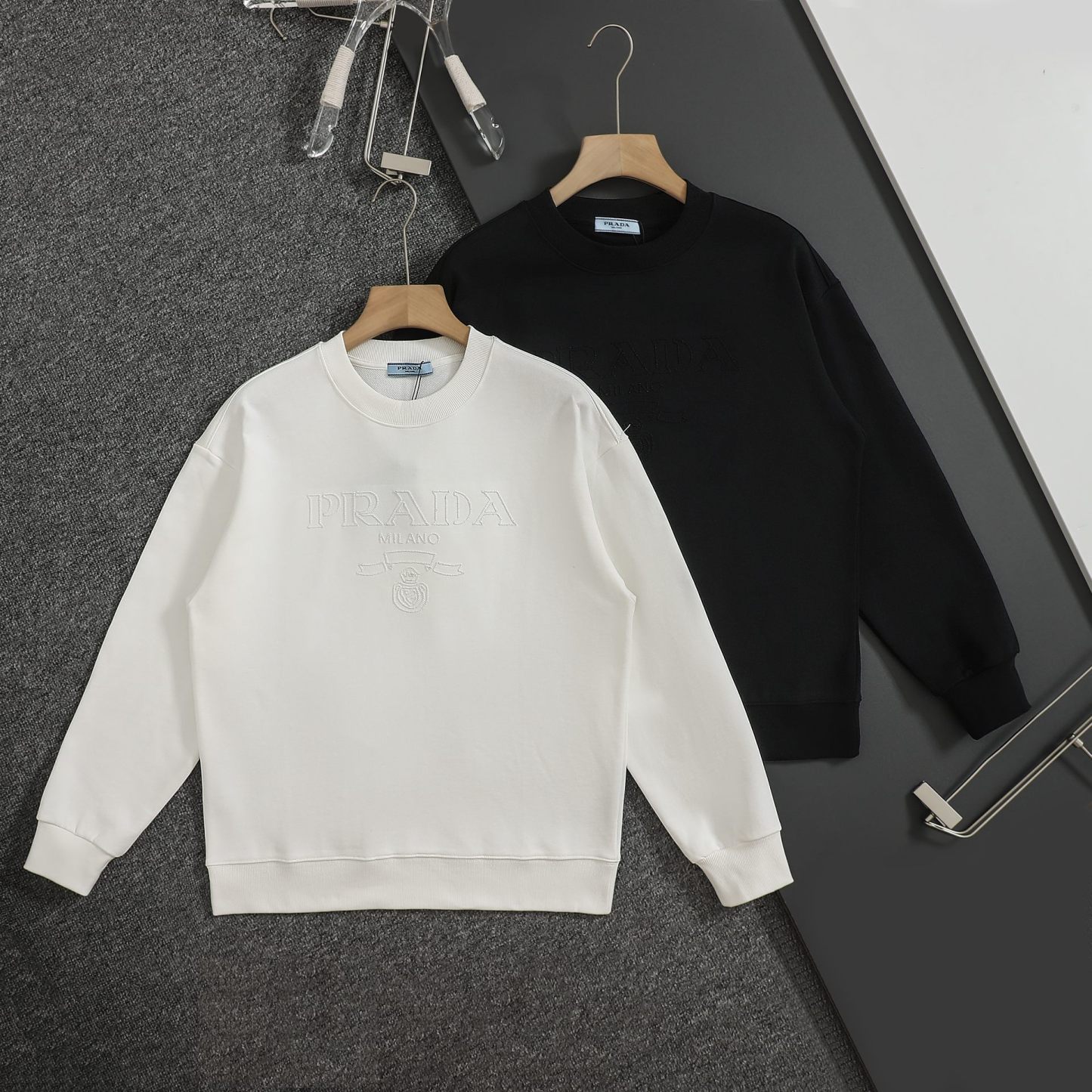 プラダ「Prada」ユニセックス クルーネック スウェットシャツ