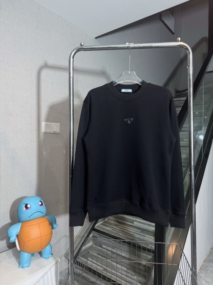プラダ「Prada」トライアングル ロゴ クルーネック スウェットシャツ