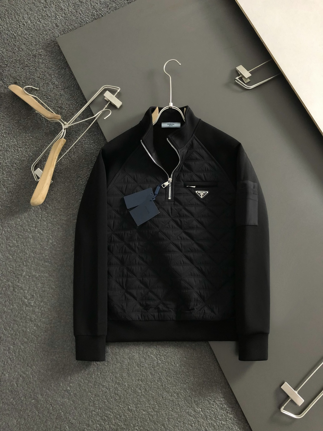 プラダ「Prada」トライアングル ジップポケット スウェットシャツ