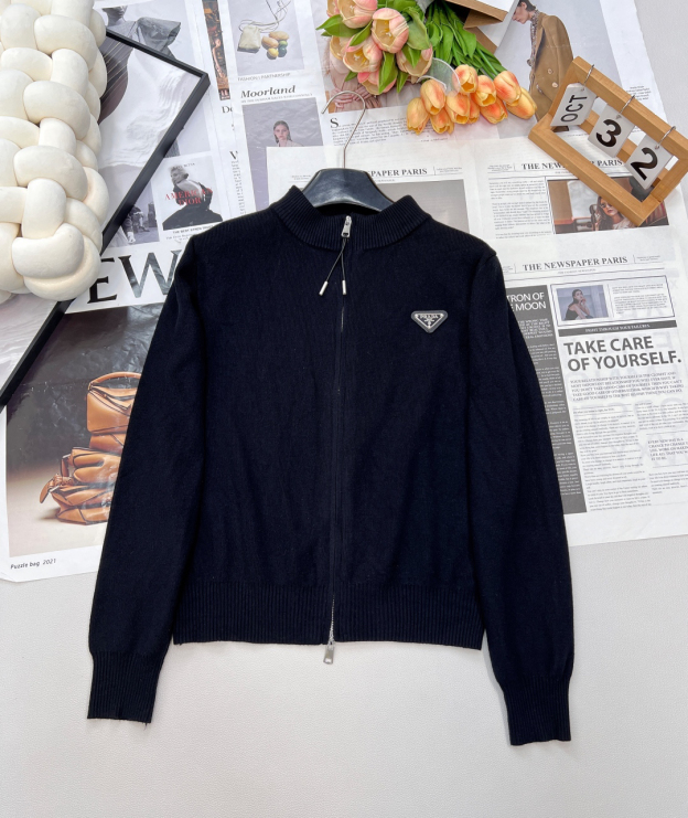 プラダ「Prada」ジップ フード ニット ジャケット