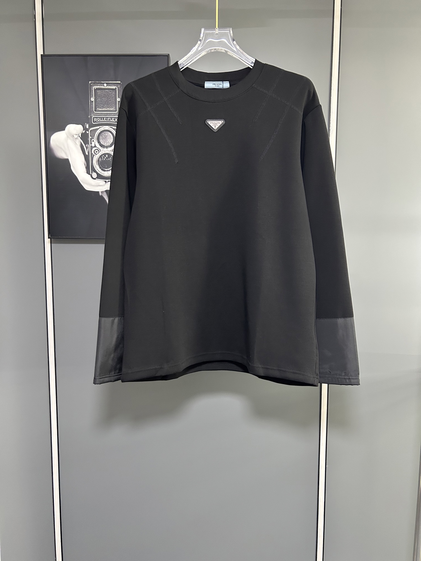 プラダ「Prada」レター ロゴ ロングスリーブ Tシャツ