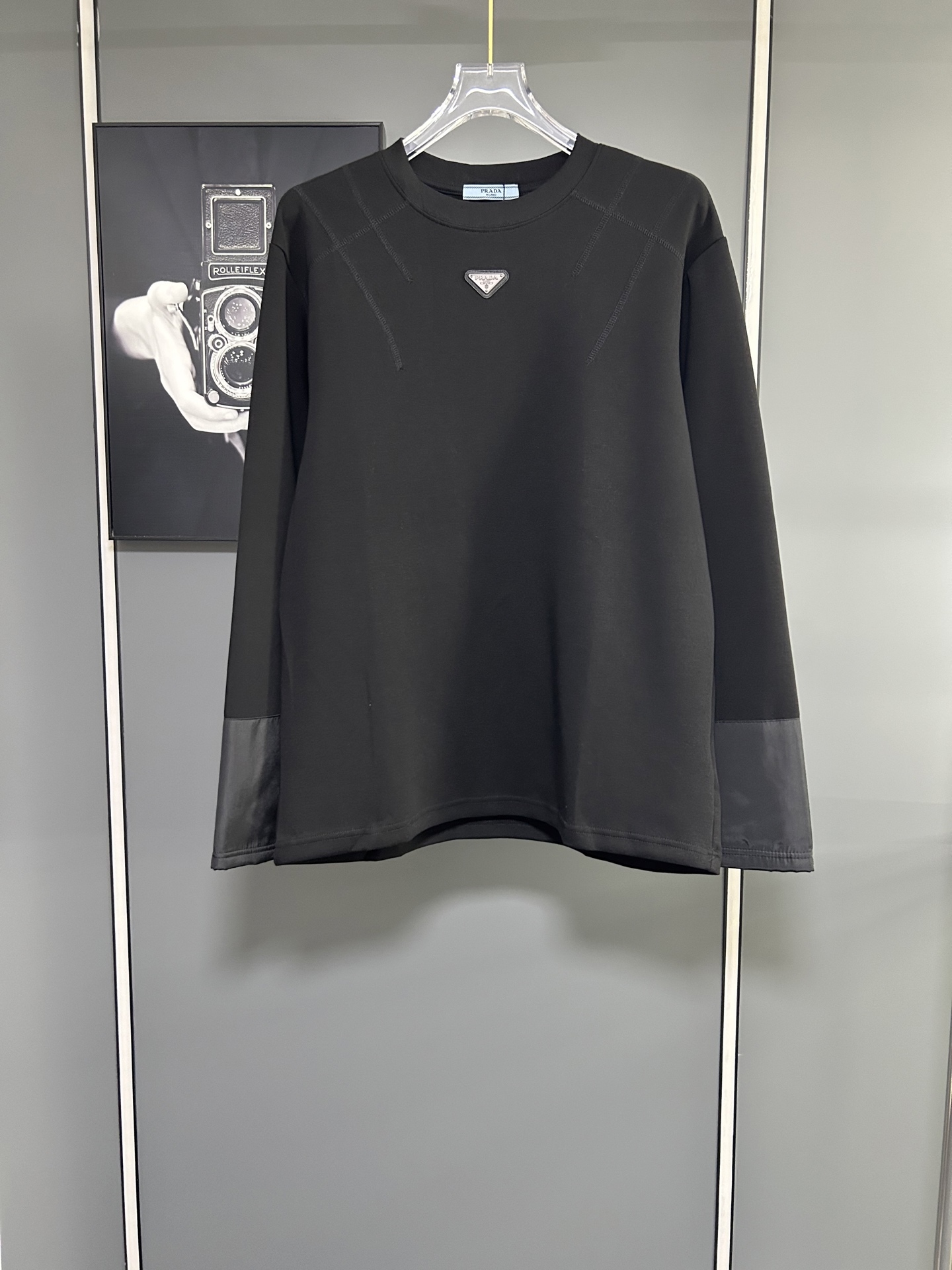 プラダ「Prada」レター ロゴ ロングスリーブ Tシャツ