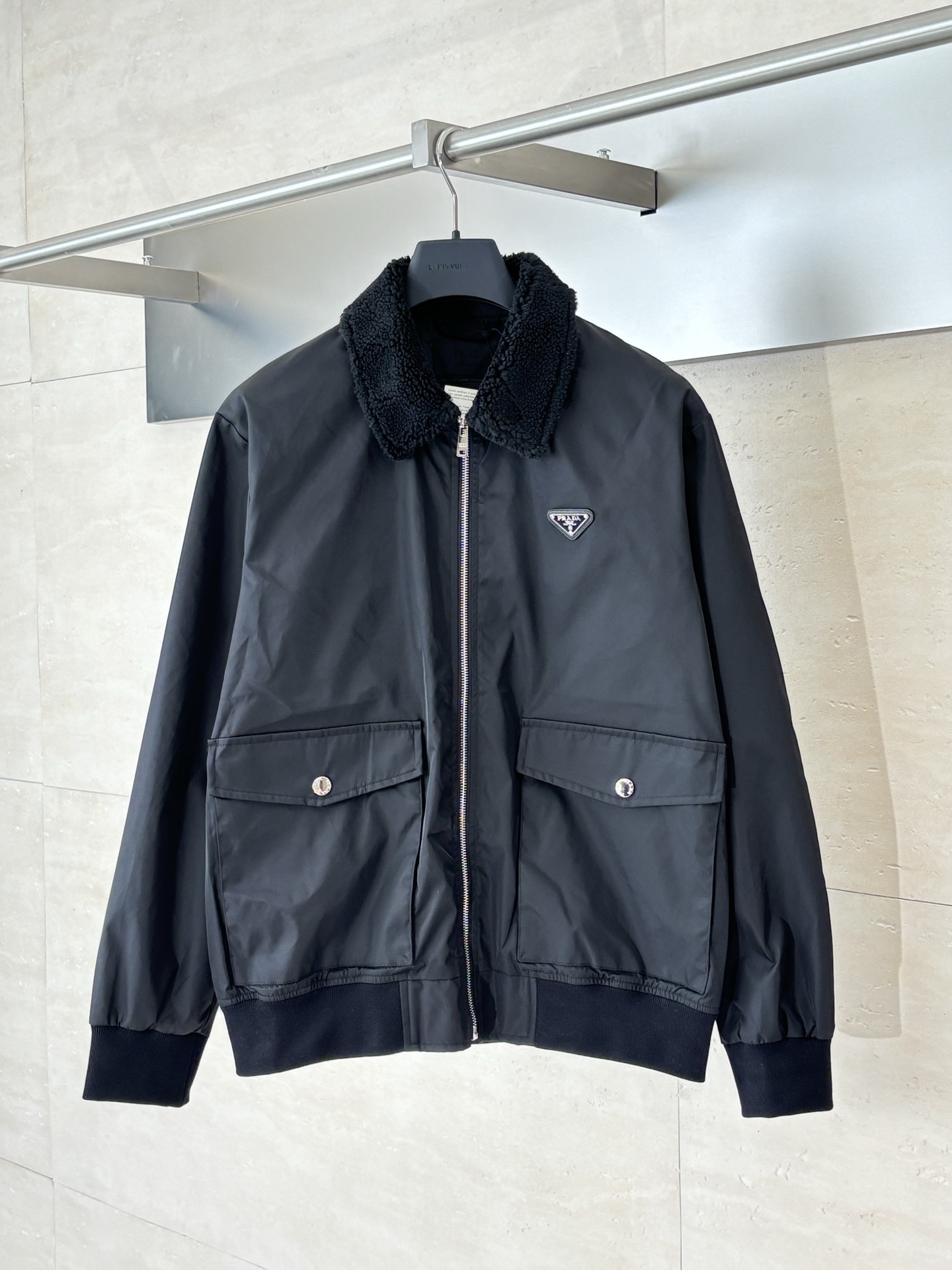 プラダ「Prada」フード付き リサイクル ナイロン ジャケット