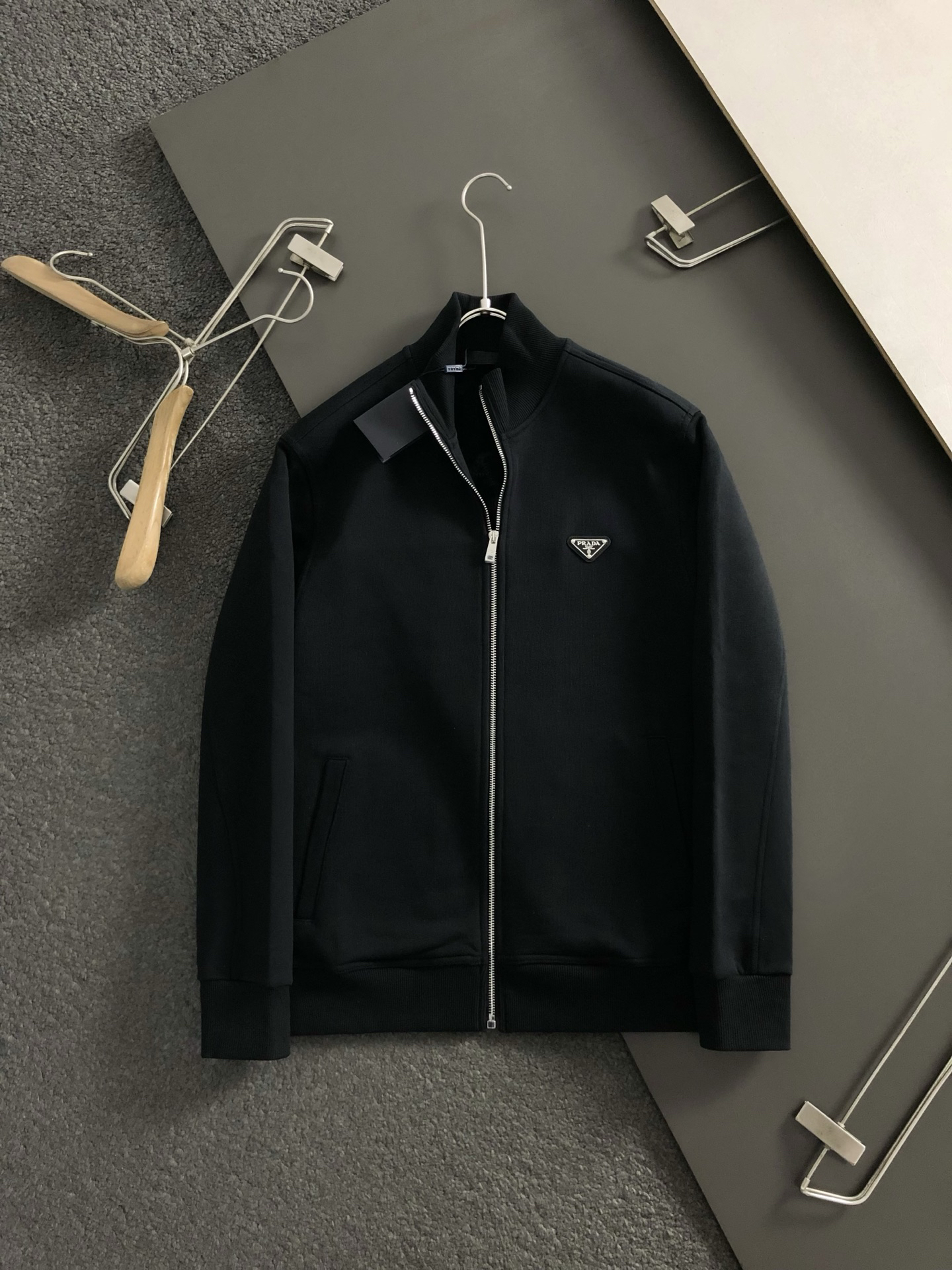 プラダ「Prada」メタル トライアングル ロゴ スタンドカラー ジャケット