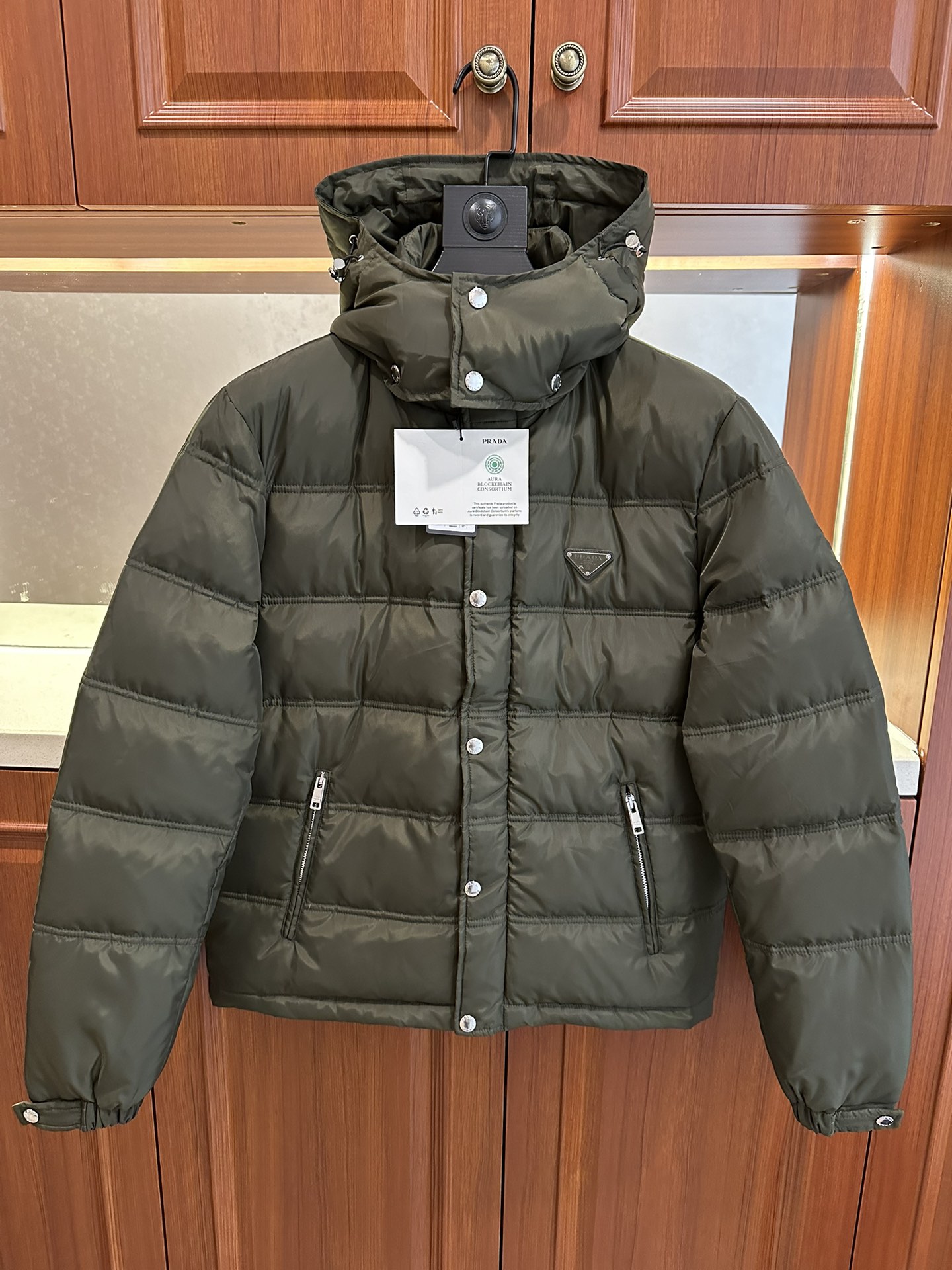 プラダ「Prada」フード付き ダウンジャケット
