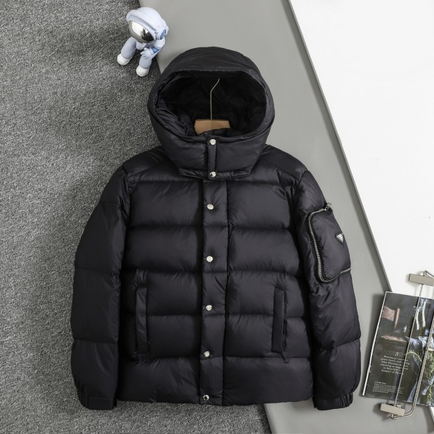 プラダ「Prada」リサイクル ナイロン ダウン ジャケット