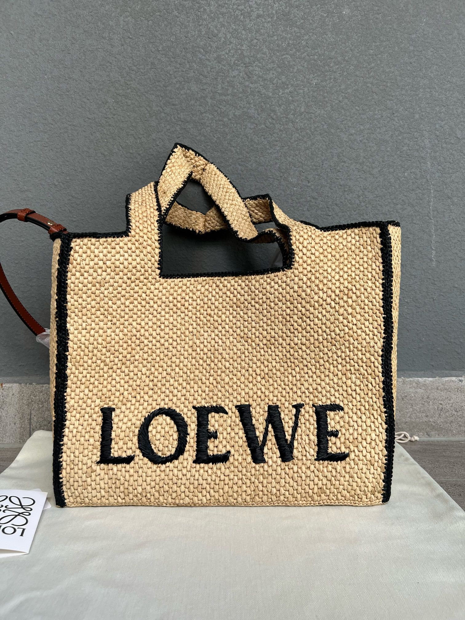 ロエベ「Loewe」Anagram Basket ラージトートバッグ ラフィア素材