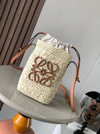 ロエベ「Loewe」 イラカヤシ繊維＆レザー スクエアポーチ-ISETAN PRESTIGE CURATED