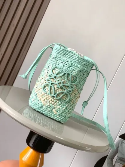 ロエベ「Loewe」 イラカヤシ繊維＆レザー スクエアポーチ-ISETAN PRESTIGE CURATED