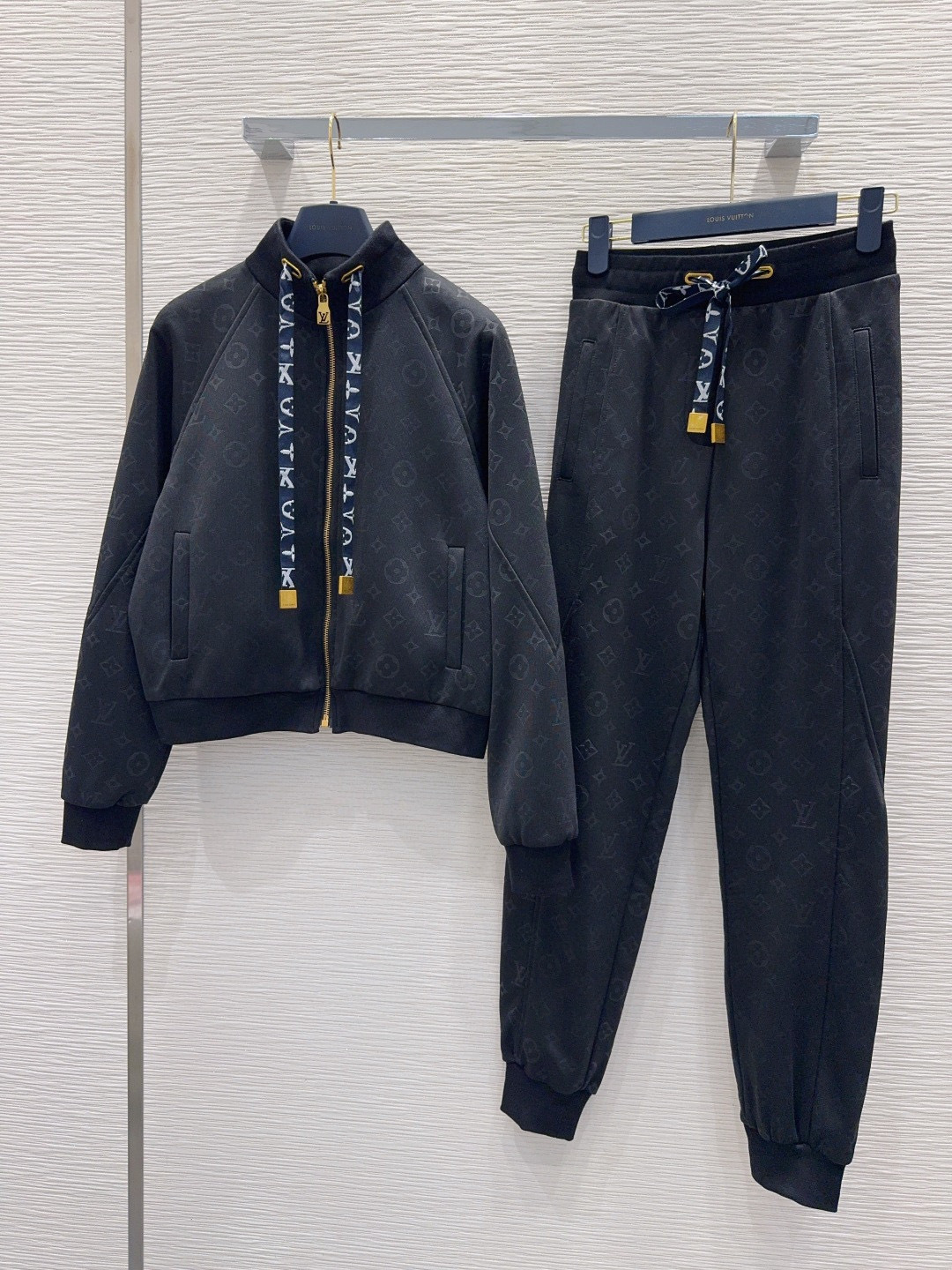 ルイ・ヴィトン「Louis Vuitton」Monogram フード付きスウェットシャツ & ジョガーパンツ セット