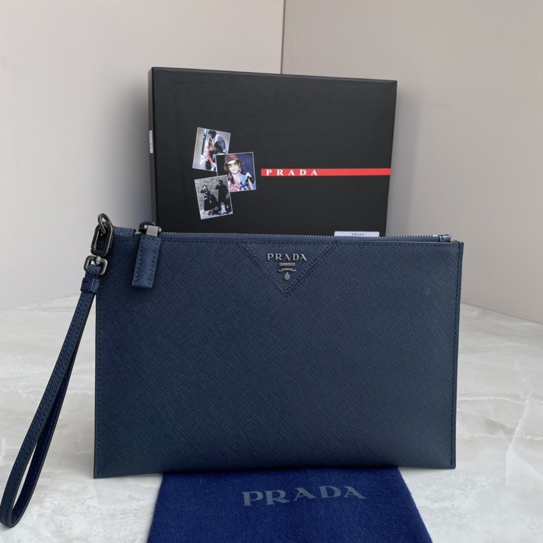 プラダ「Prada」ロゴアイテム クラッチバッグ