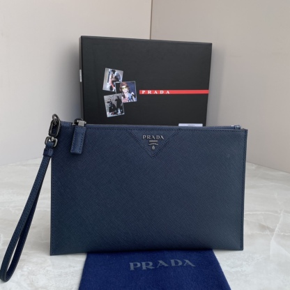 プラダ「Prada」ロゴアイテム クラッチバッグ