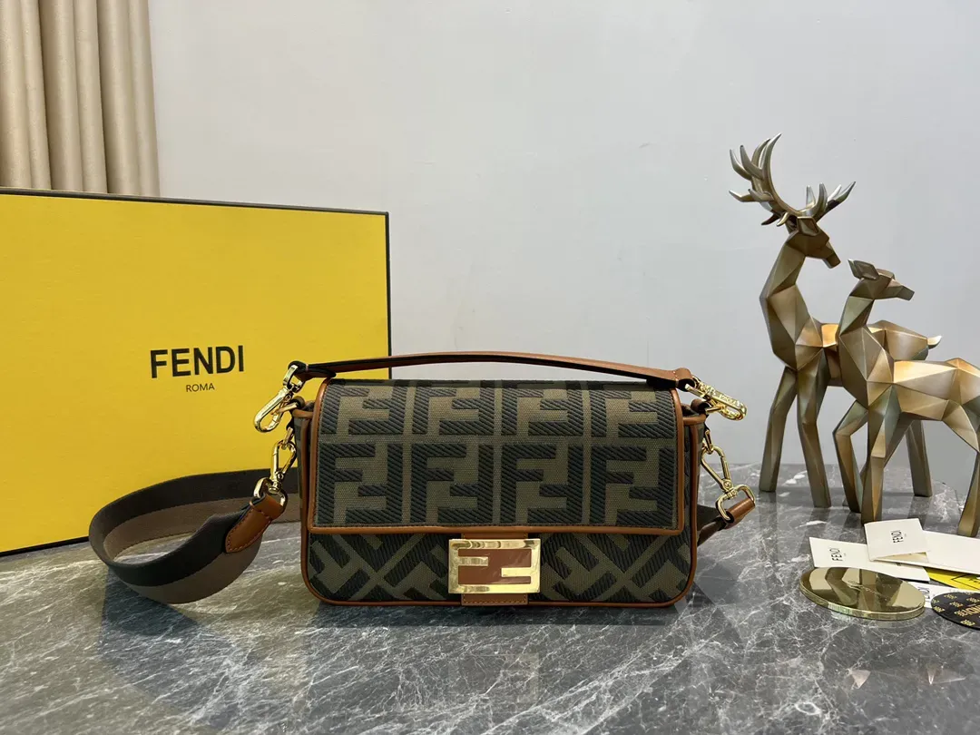 フェンディ「Fendi」Baguette ワッシュデニム シャイニーFFエンブレム バッグ-ISETAN PRESTIGE CURATED