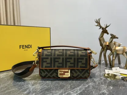 フェンディ「Fendi」Baguette ワッシュデニム シャイニーFFエンブレム バッグ-ISETAN PRESTIGE CURATED