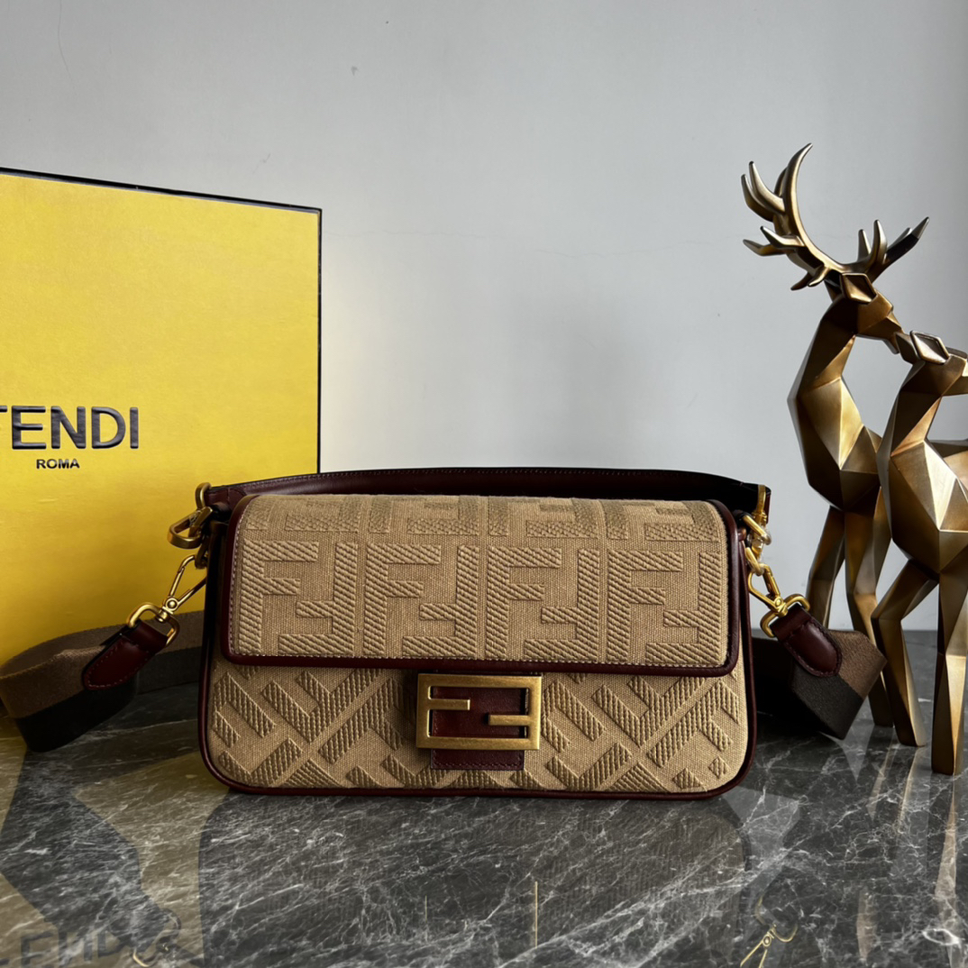 フェンディ「Fendi」Baguette ワッシュデニム シャイニーFFエンブレム バッグ-ISETAN PRESTIGE CURATED