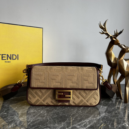 フェンディ「Fendi」Baguette ワッシュデニム シャイニーFFエンブレム バッグ-ISETAN PRESTIGE CURATED