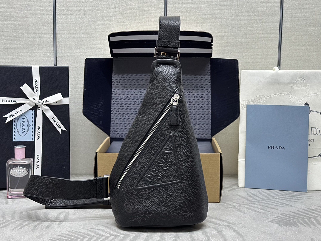 プラダ「Prada」ディアスキン チェストバッグ