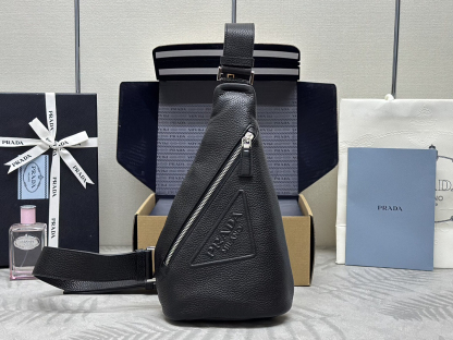 プラダ「Prada」ディアスキン チェストバッグ