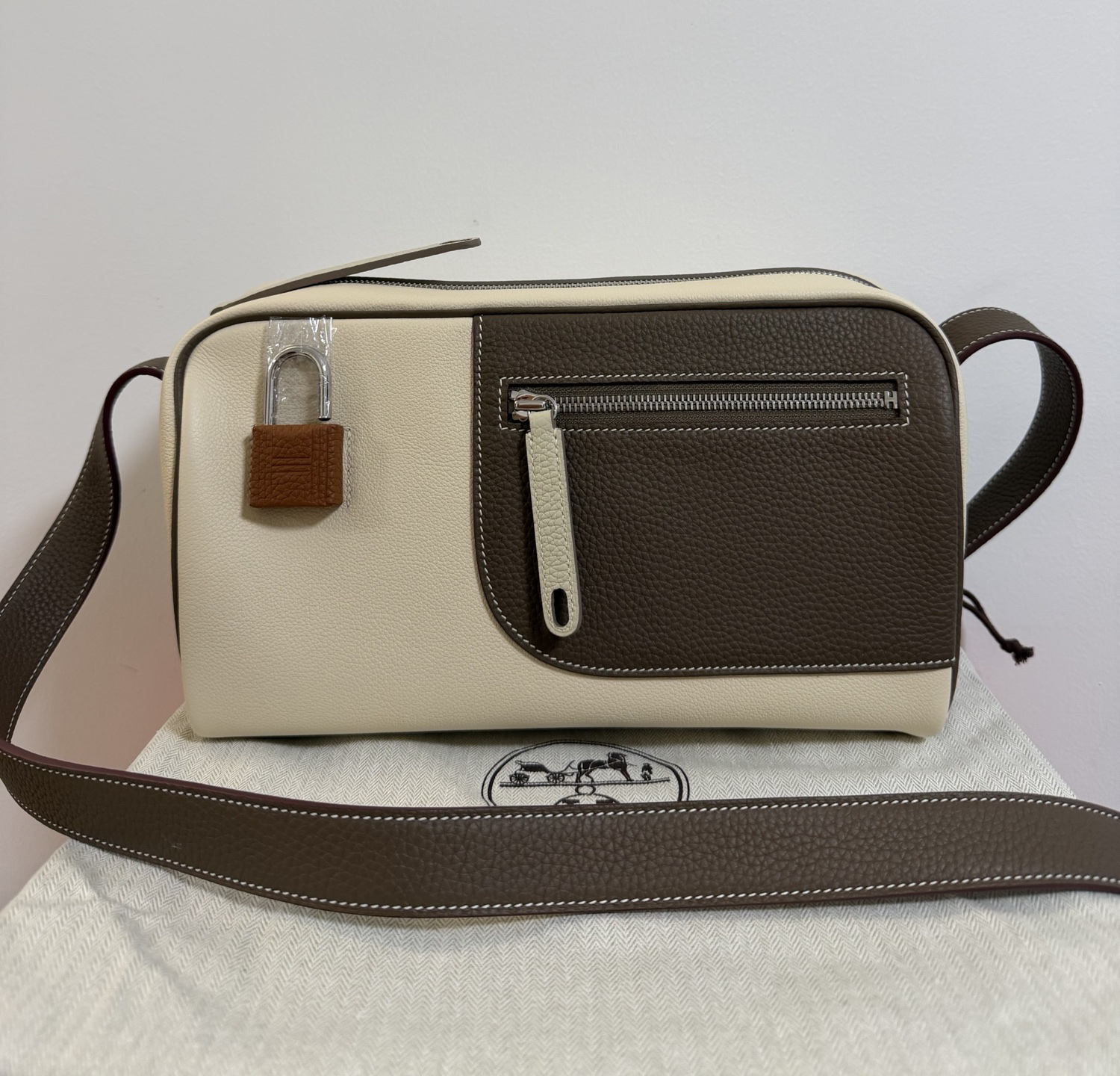 エルメス「Hermès」ヌーベルアンボディ ショルダーバッグ