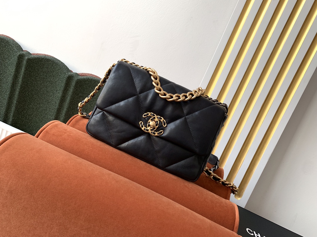 シャネル「Chanel」19 フラップ バッグ-ISETAN PRESTIGE CURATED