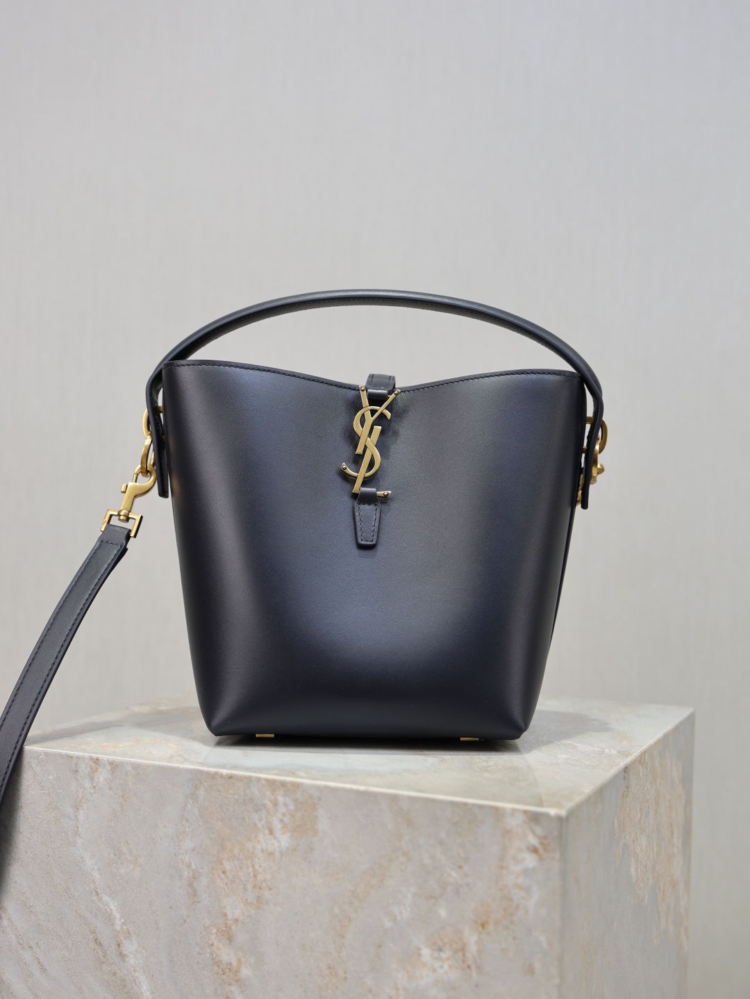 2026サンローラン「Saint Laurent LE 37 プティ スムースカーフレザー バケツバッグ