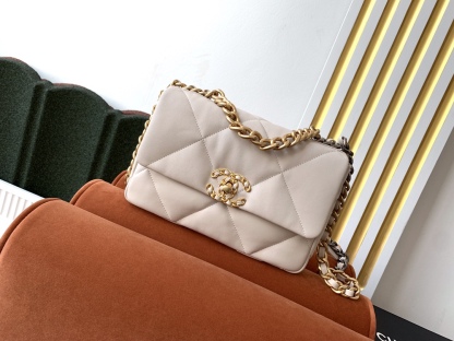 シャネル「Chanel」19 フラップ バッグ-ISETAN PRESTIGE CURATED