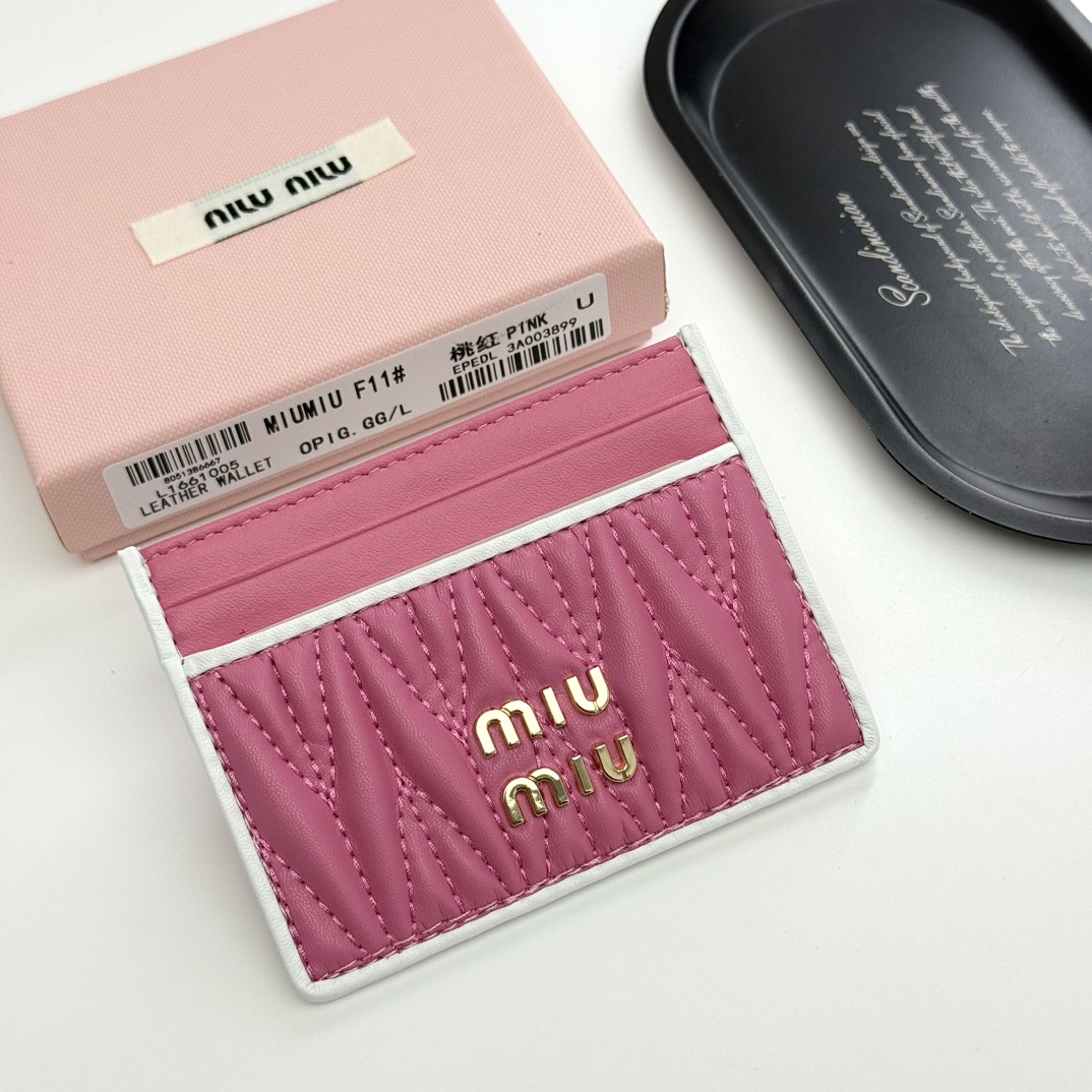 ミュウミュウ「Miu Miu」ミュウミュウ マテラッセ ラムスキン マルチウォレット F11 / コンパクトウォレット.