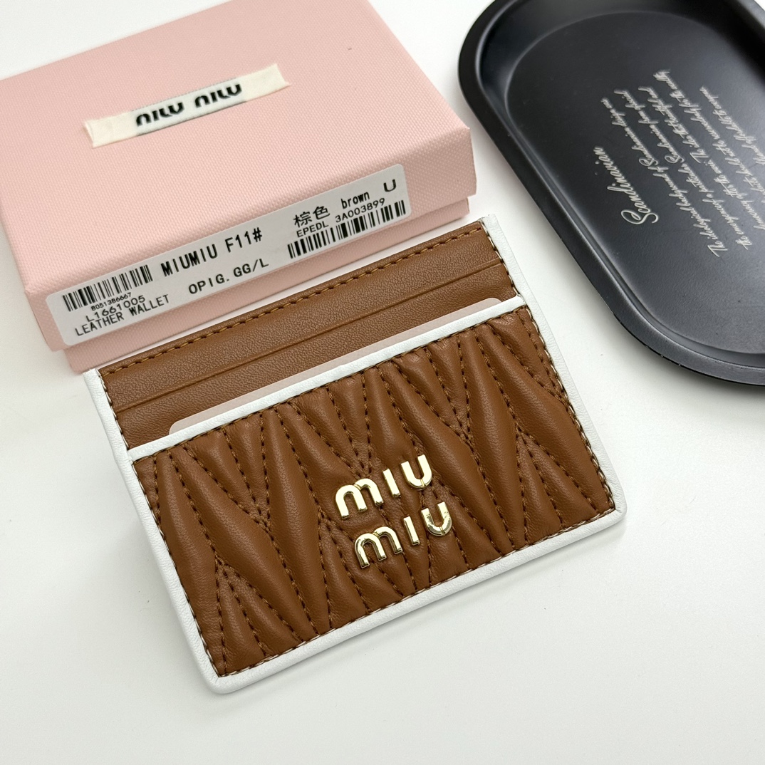 ミュウミュウ「Miu Miu」ミュウミュウ マテラッセ ラムスキン マルチウォレット F11 / コンパクトウォレット.