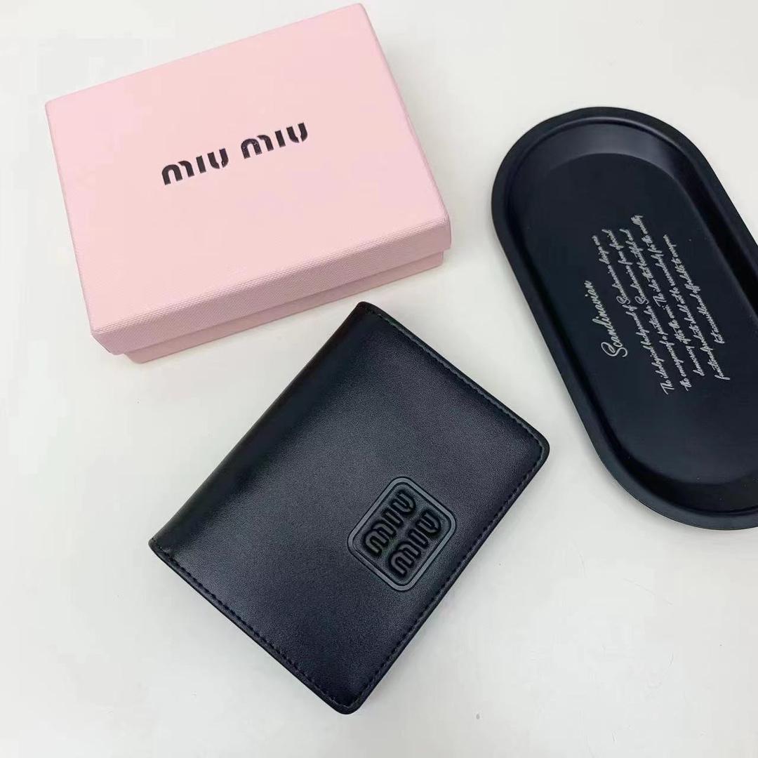 ミュウミュウ「Miu Miu」ミュウミュウ カーフスキン コンパクトウォレット 5238 / 二つ折り財布