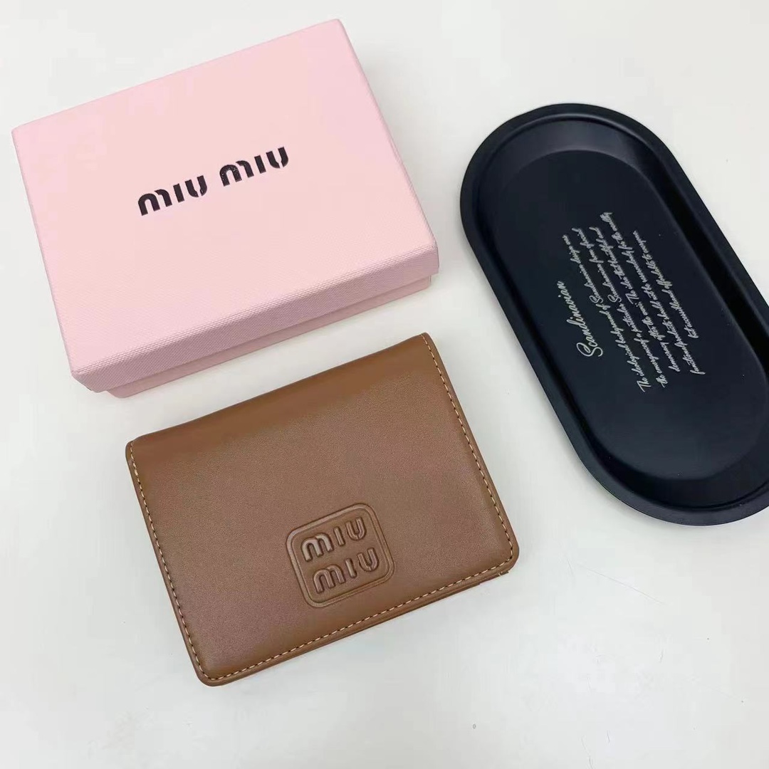 ミュウミュウ「Miu Miu」ミュウミュウ カーフスキン コンパクトウォレット 5238 / 二つ折り財布