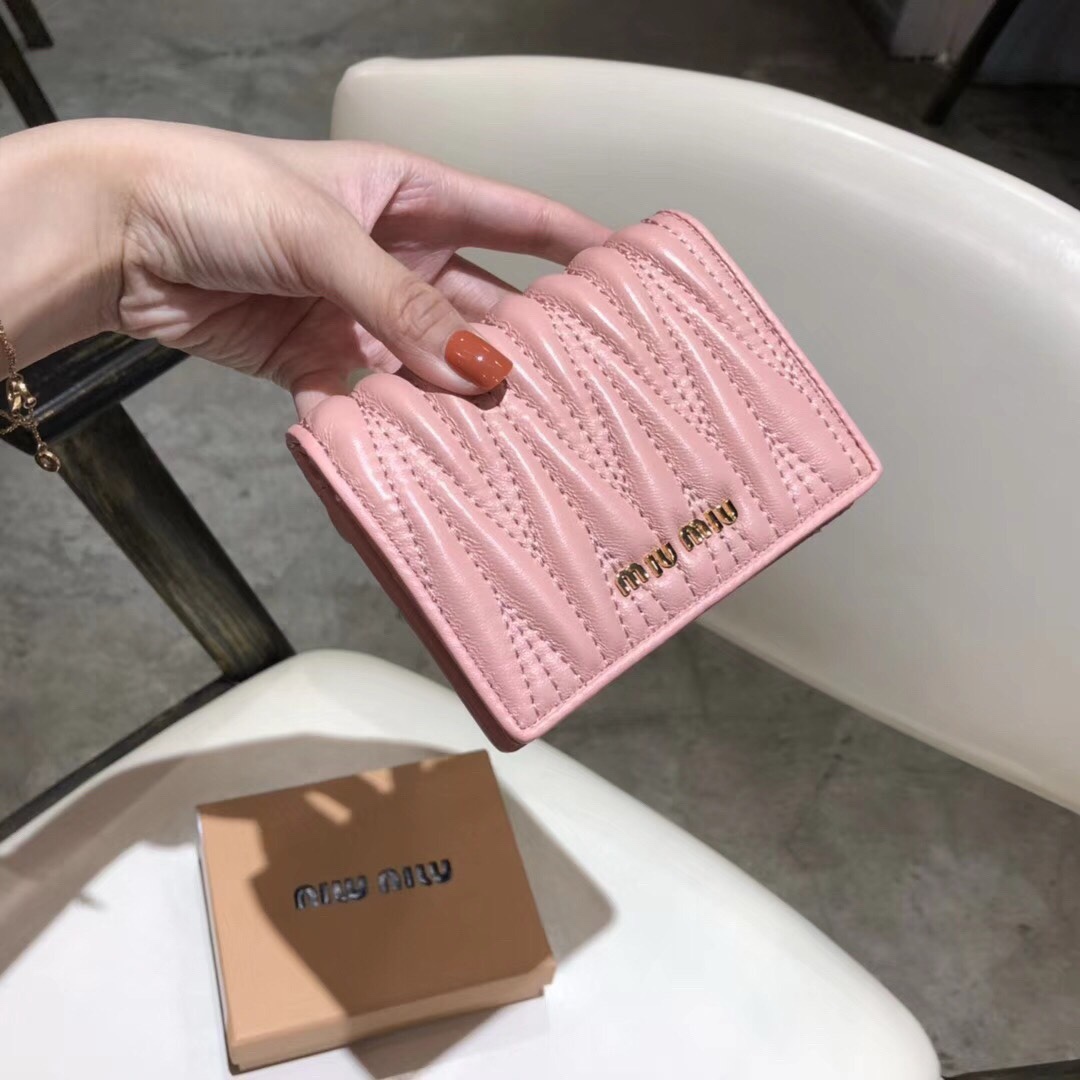 ミュウミュウ「Miu Miu」ミュウミュウ ラムスキン コンパクトバッグ 5439 / ショルダーバッグ