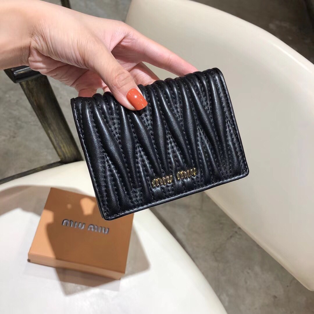 ミュウミュウ「Miu Miu」ミュウミュウ ラムスキン コンパクトバッグ 5439 / ショルダーバッグ