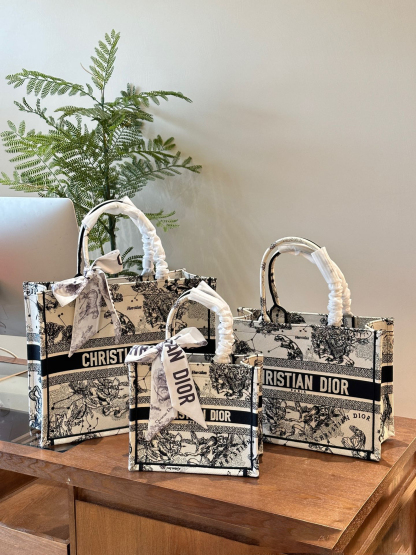 ディオール Dior Book Tote バッグ スモール、ミディアム、ラージの3つのサイズ