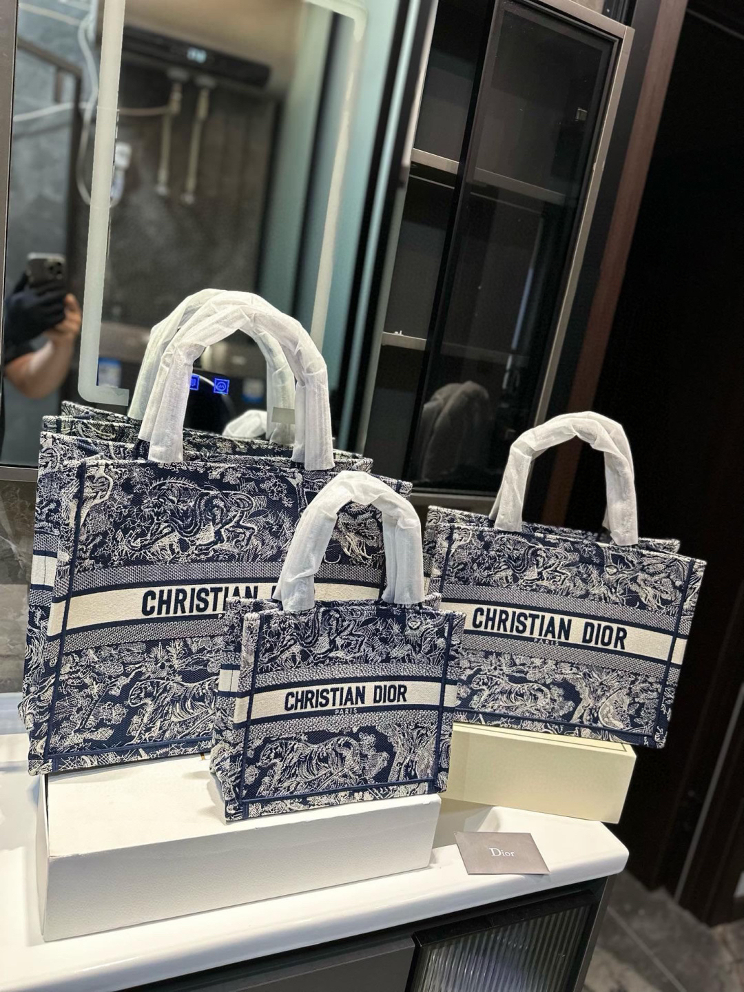 ディオール Dior Book Tote バッグ スモール、ミディアム、ラージの3つのサイズ