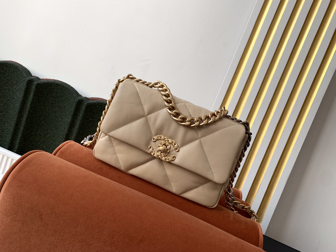 シャネル「Chanel」19 フラップ バッグ-ISETAN PRESTIGE CURATED