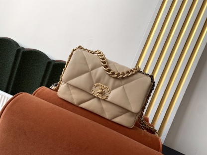 シャネル「Chanel」19 フラップ バッグ-ISETAN PRESTIGE CURATED