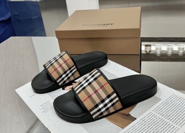 バーバリー「Burberry」バーバリー ヴィンテージ チェック スライドサンダル / ビーチサンダル