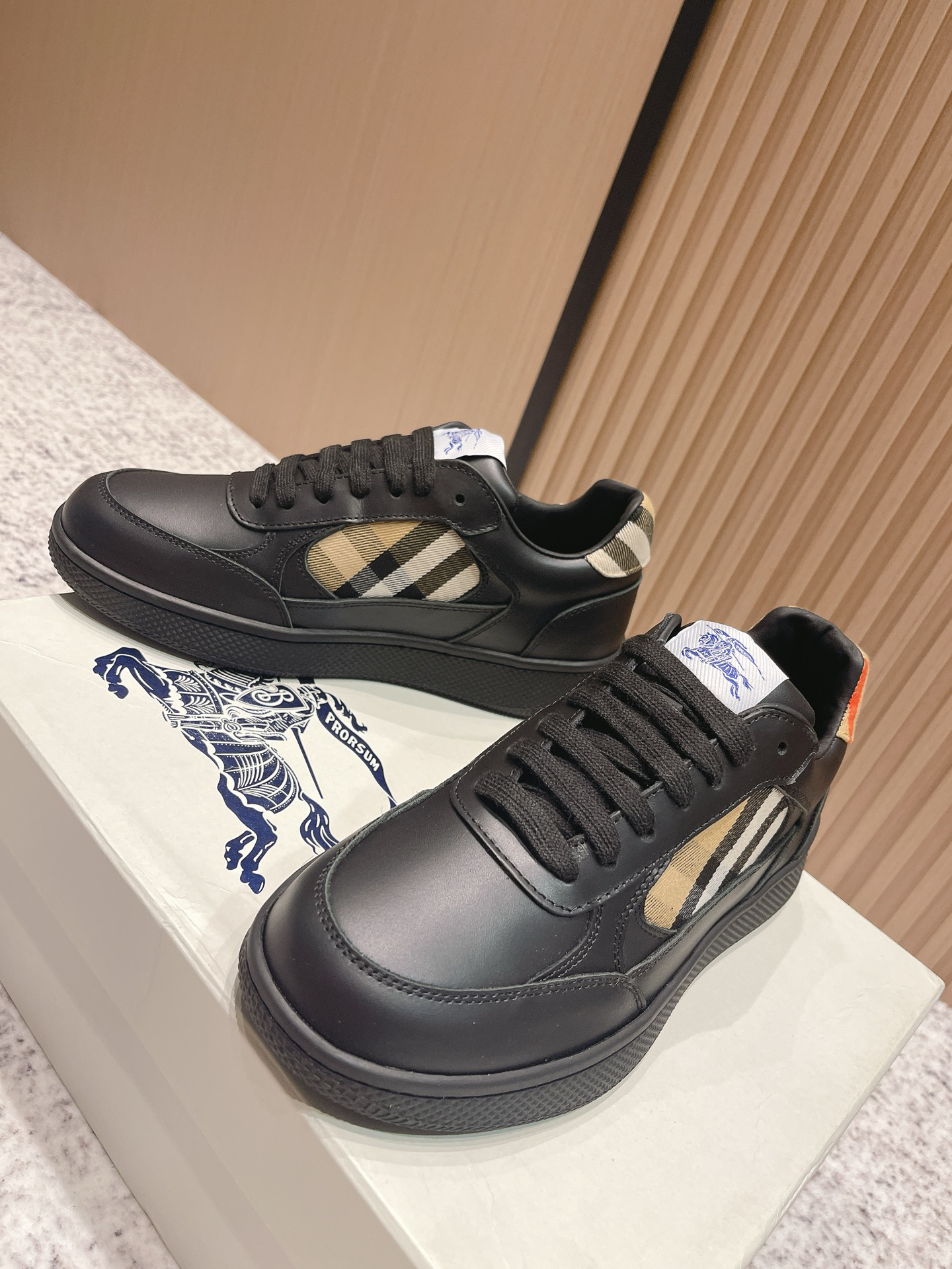 バーバリー「Burberry」バーバリー ボックス スニーカー / プレミアムレザースニーカー
