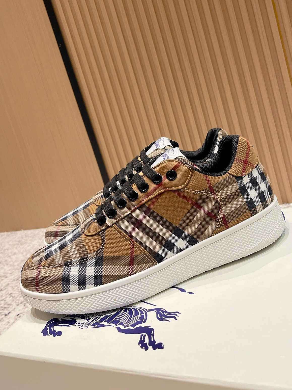 バーバリー「Burberry」バーバリー ボックス スニーカー / プレミアムレザースニーカー