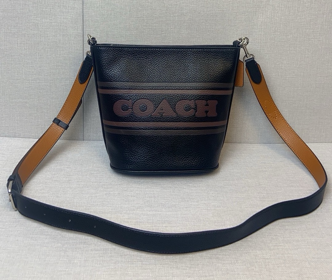 コーチ「Coach」Logan レザー バケットバッグ