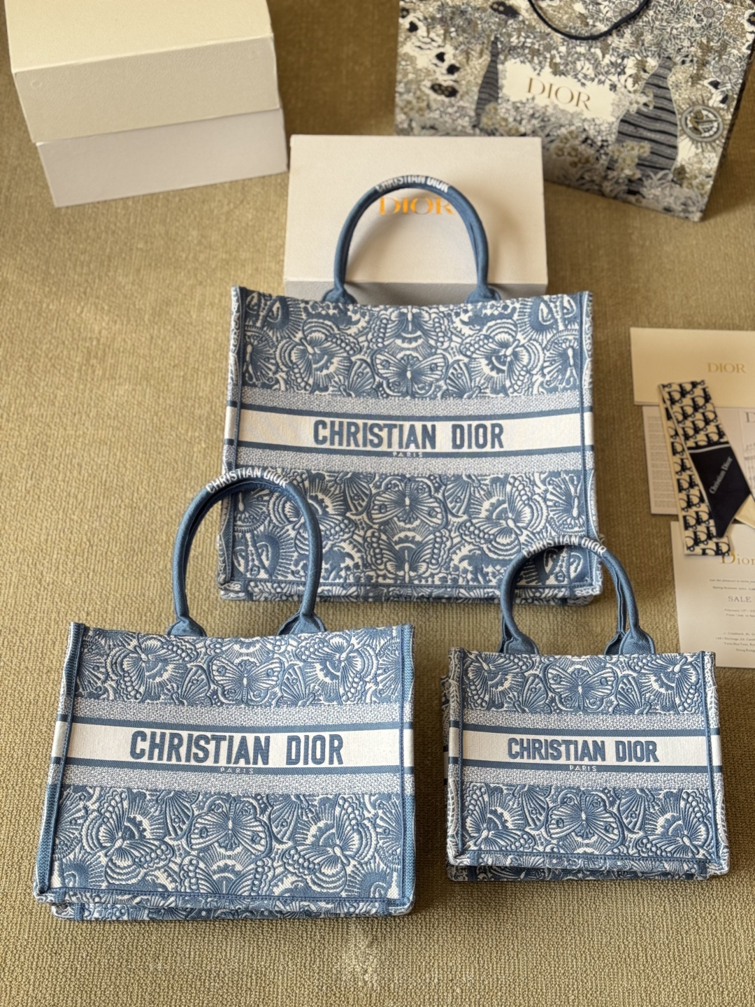 ディオール Dior Book Tote バッグ スモール、ミディアム、ラージの3つのサイズ