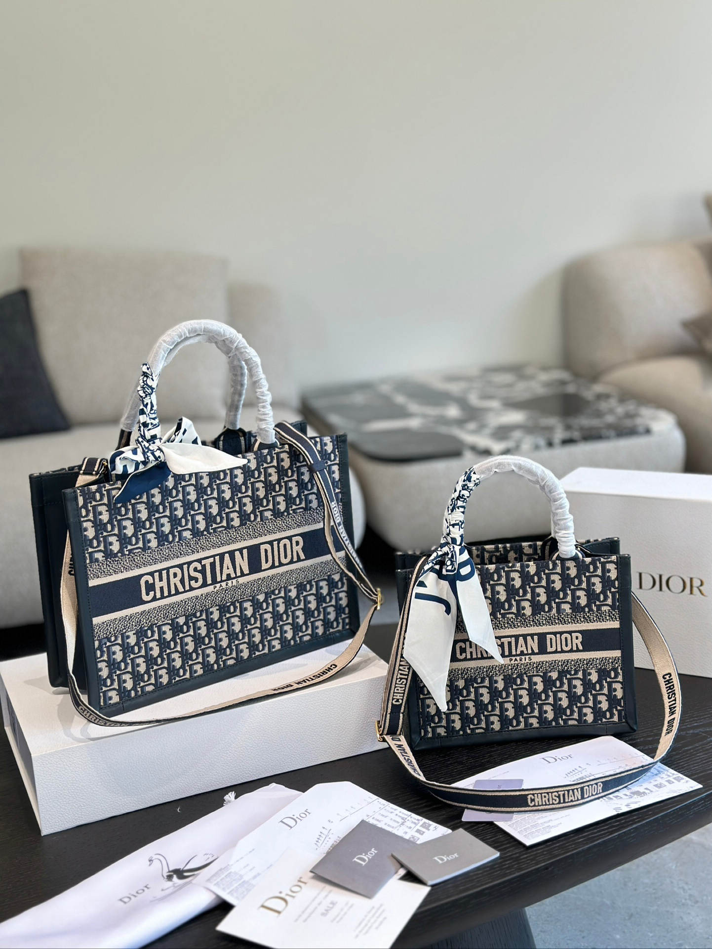 ディオール Dior Book Tote バッグ スモール、ミディアムの2つのサイズ