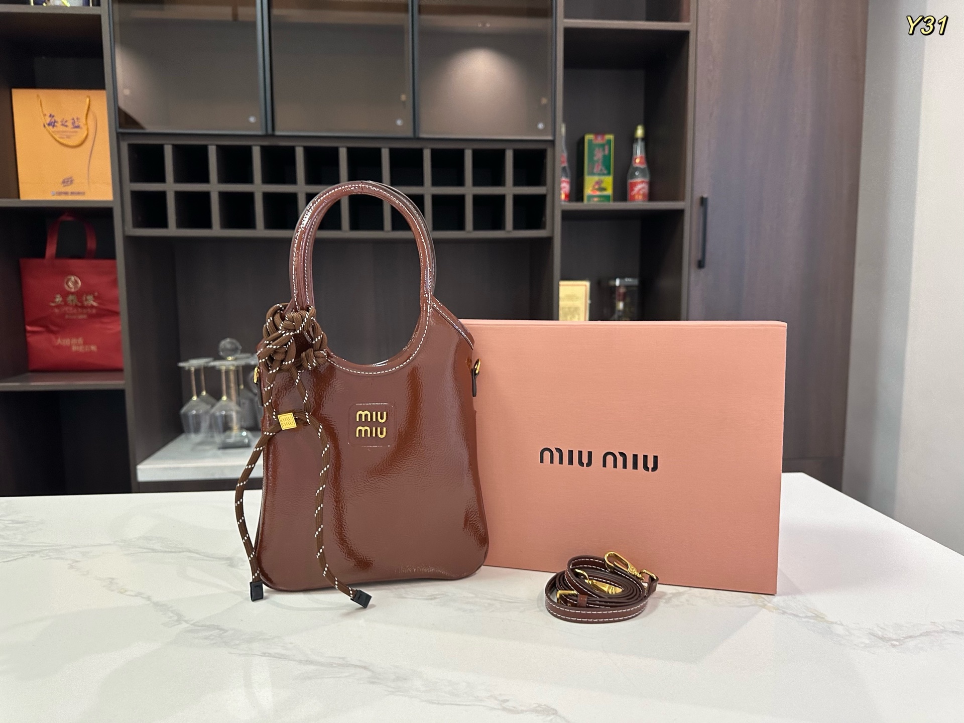 ミュウミュウ「Miu Miu」ラミー アイビートートバッグ コンパクトスリムシルエット